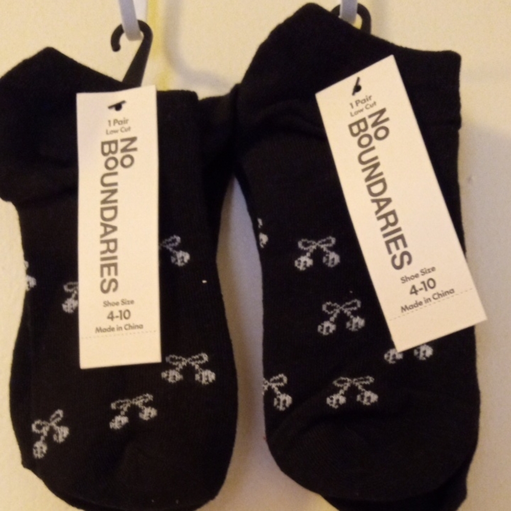 Brand New 2 Pairs NO BOUNDARIES Socks